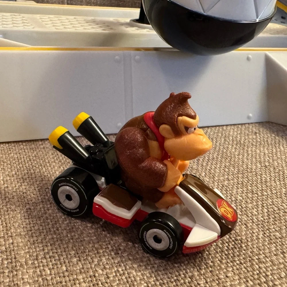 Hot Wheels Mario Kart Chain Chomp Track Set with Mario Kart/Donkey Kong Vehicle.